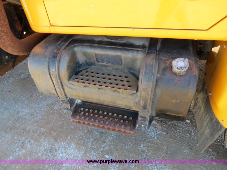 image for item B4640 2000 International 4900 dump truck