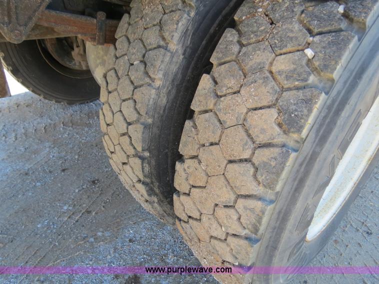 image for item B4640 2000 International 4900 dump truck