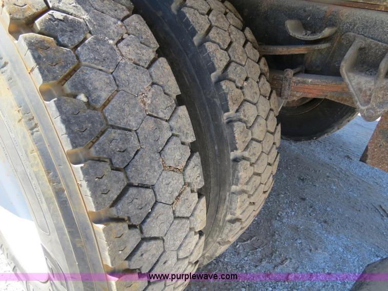 image for item B4640 2000 International 4900 dump truck