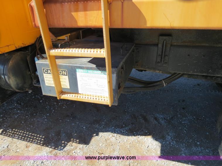 image for item B4640 2000 International 4900 dump truck