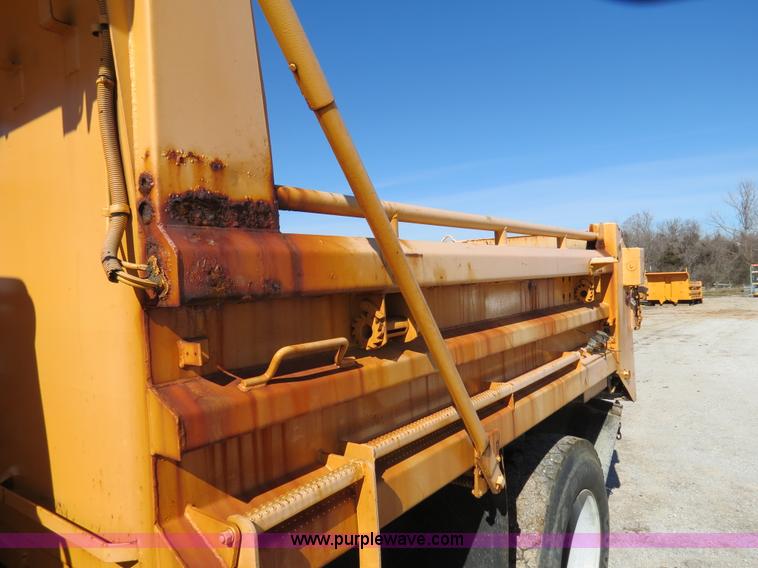 image for item B4640 2000 International 4900 dump truck