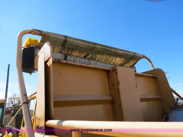 image for item B4640 2000 International 4900 dump truck