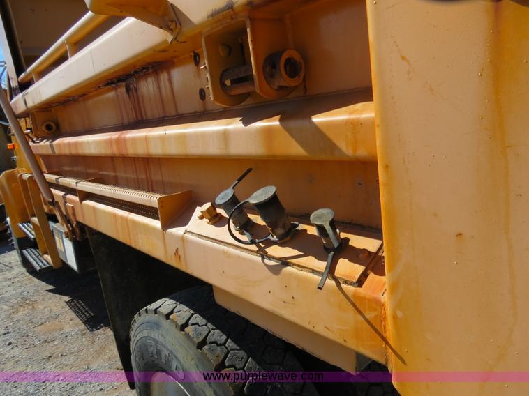 image for item B4640 2000 International 4900 dump truck