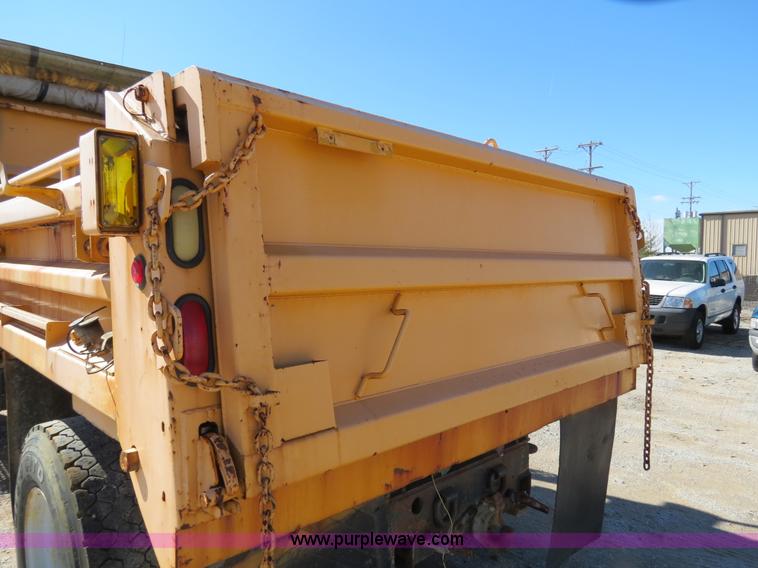 image for item B4640 2000 International 4900 dump truck