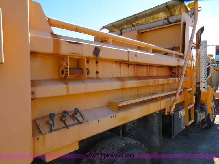 image for item B4640 2000 International 4900 dump truck