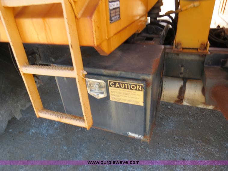 image for item B4640 2000 International 4900 dump truck