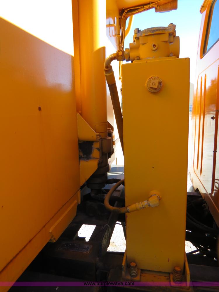 image for item B4640 2000 International 4900 dump truck