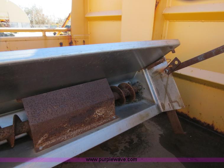 image for item B4640 2000 International 4900 dump truck