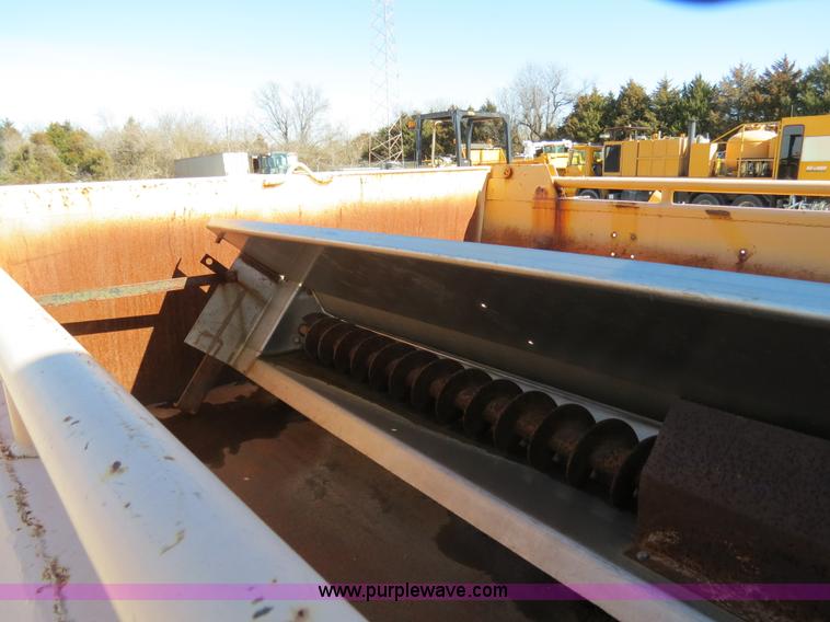 image for item B4640 2000 International 4900 dump truck