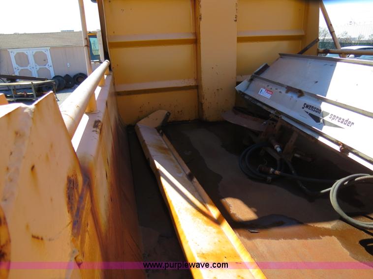 image for item B4640 2000 International 4900 dump truck