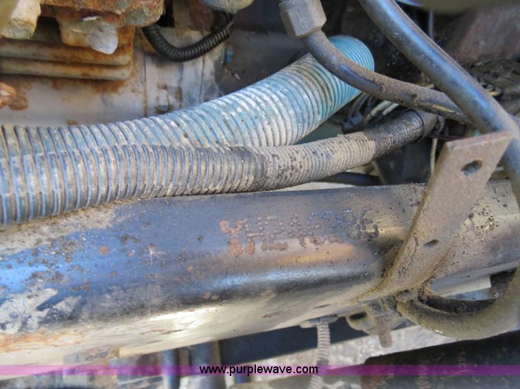 image for item B4640 2000 International 4900 dump truck