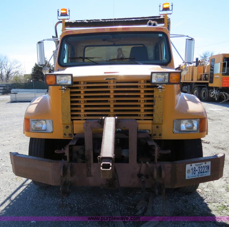 image for item B4641 2000 International 4900 dump truck