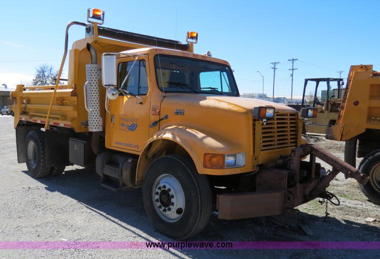 image for item B4641 2000 International 4900 dump truck