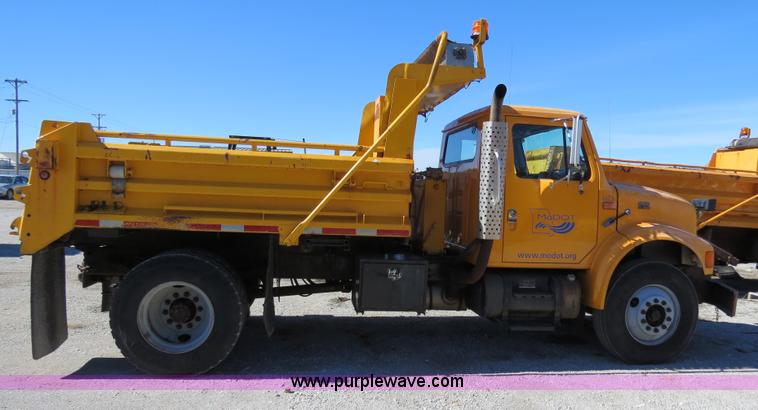 image for item B4641 2000 International 4900 dump truck