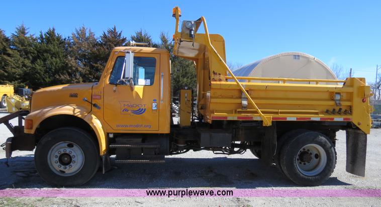 image for item B4641 2000 International 4900 dump truck