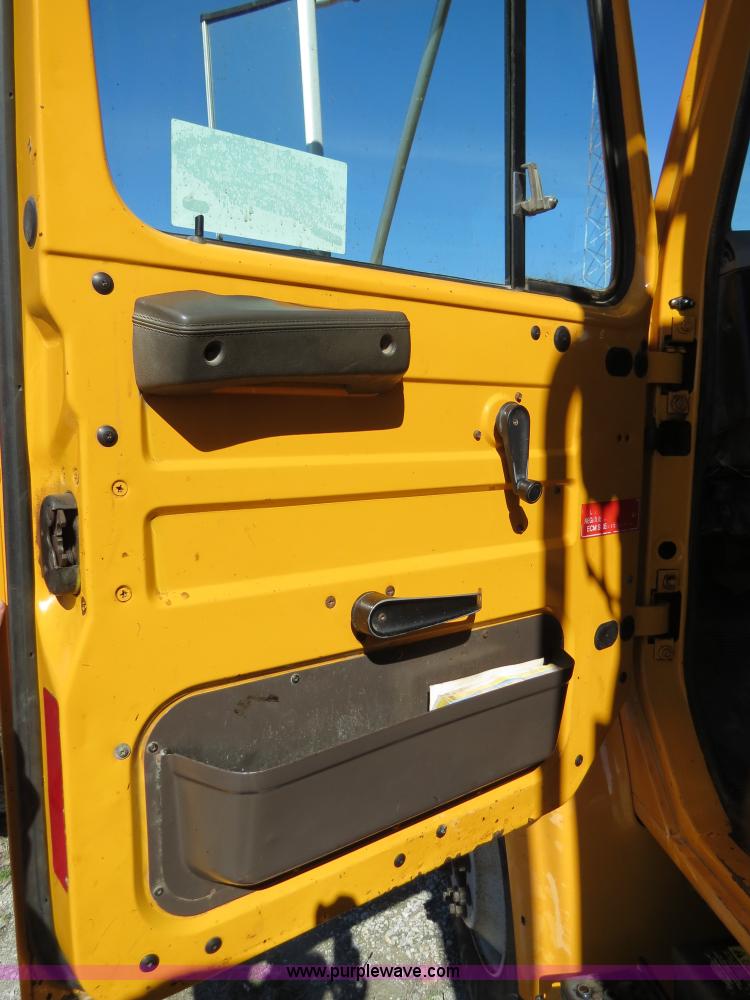 image for item B4641 2000 International 4900 dump truck