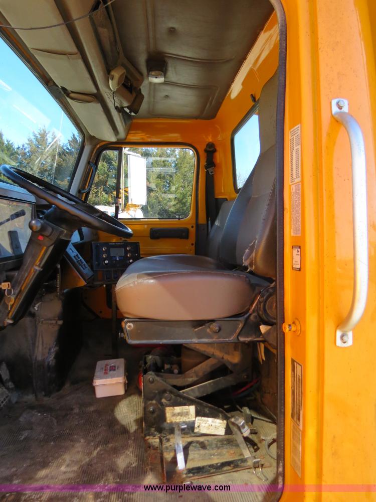 image for item B4641 2000 International 4900 dump truck