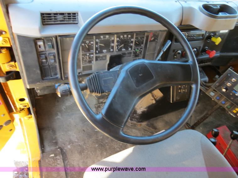 image for item B4641 2000 International 4900 dump truck