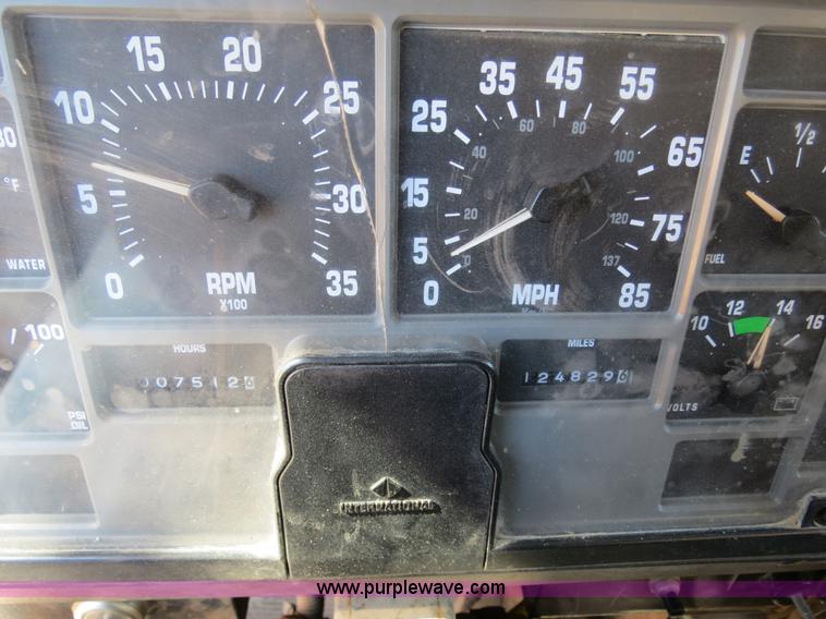 image for item B4641 2000 International 4900 dump truck