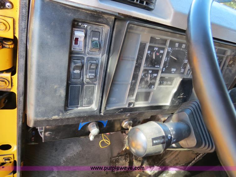 image for item B4641 2000 International 4900 dump truck