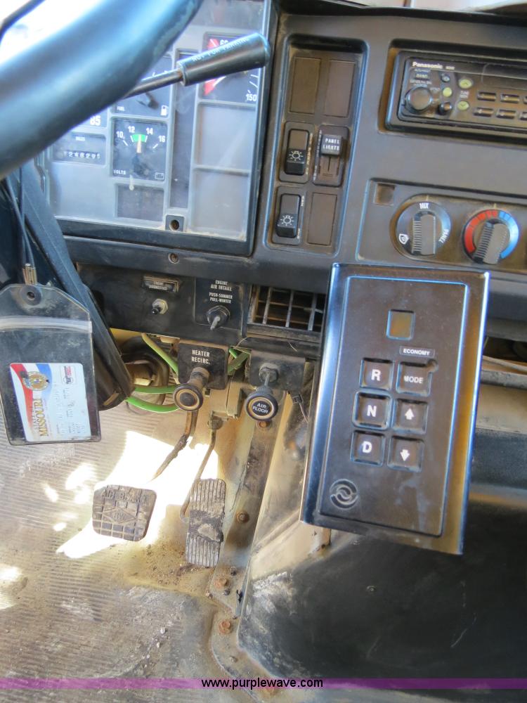 image for item B4641 2000 International 4900 dump truck