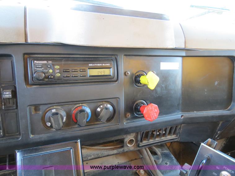 image for item B4641 2000 International 4900 dump truck