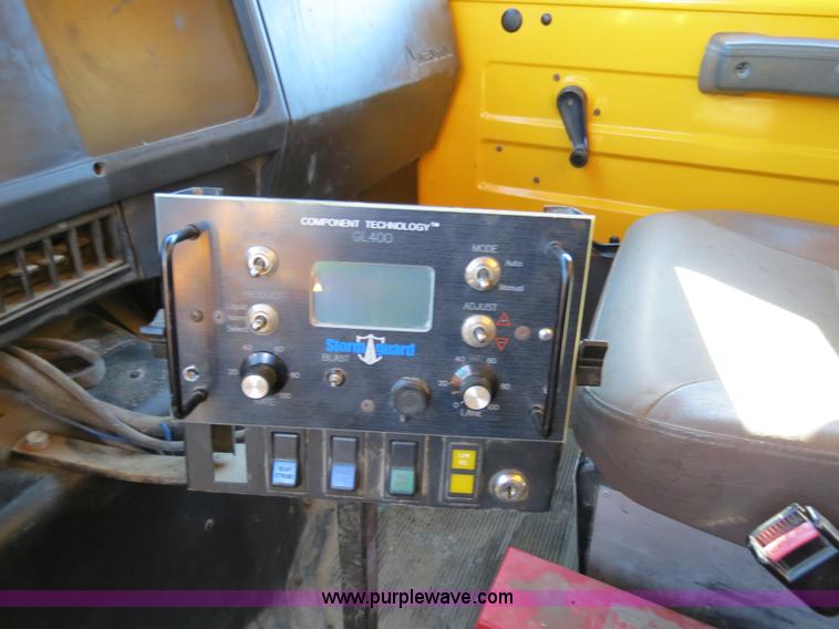 image for item B4641 2000 International 4900 dump truck