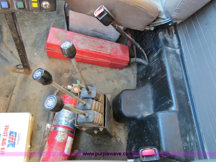 image for item B4641 2000 International 4900 dump truck