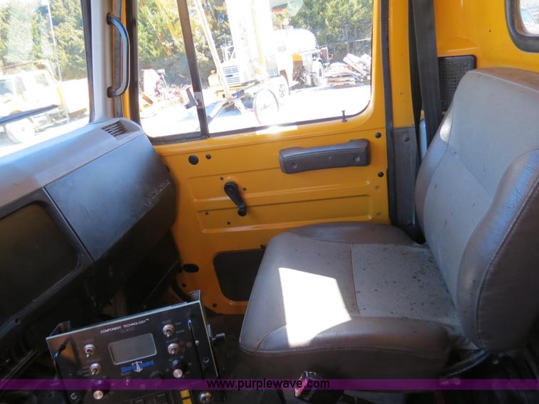 image for item B4641 2000 International 4900 dump truck