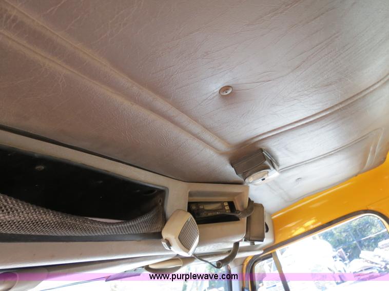 image for item B4641 2000 International 4900 dump truck