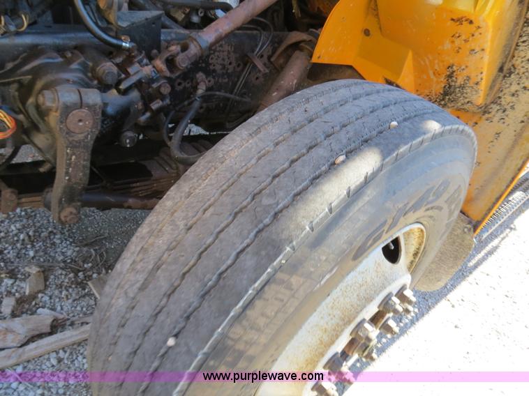 image for item B4641 2000 International 4900 dump truck