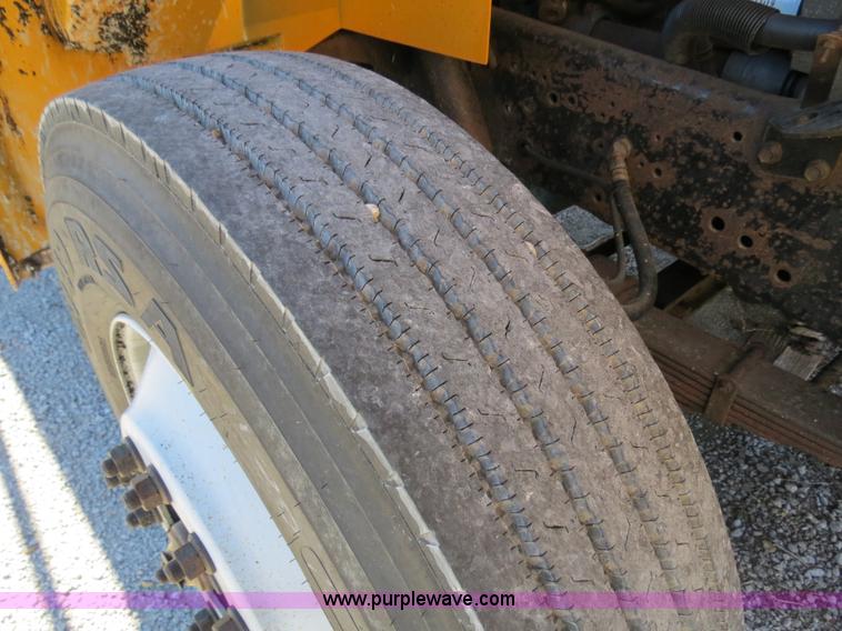 image for item B4641 2000 International 4900 dump truck