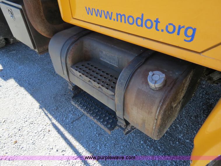 image for item B4641 2000 International 4900 dump truck