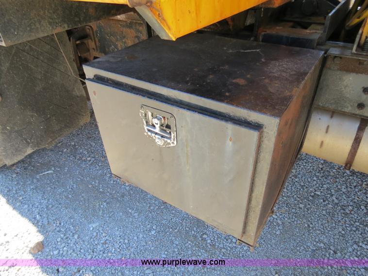 image for item B4641 2000 International 4900 dump truck