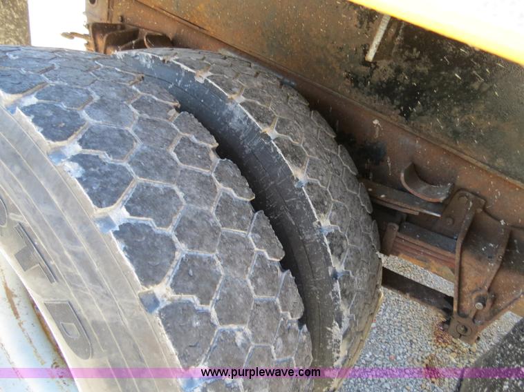 image for item B4641 2000 International 4900 dump truck