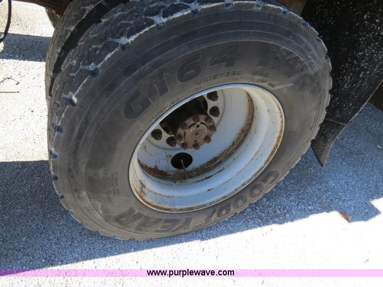 image for item B4641 2000 International 4900 dump truck