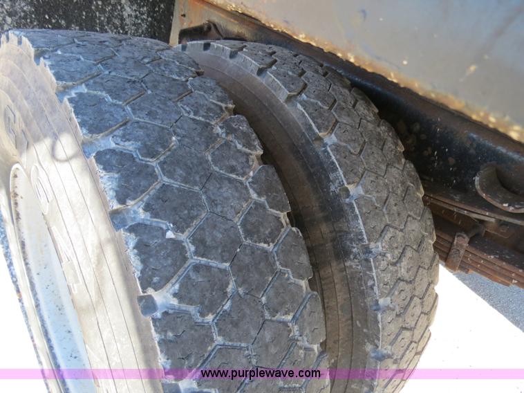 image for item B4641 2000 International 4900 dump truck