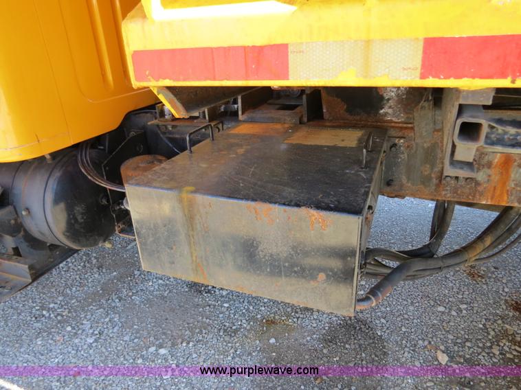 image for item B4641 2000 International 4900 dump truck