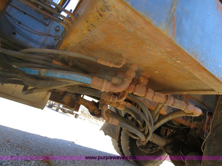 image for item B4641 2000 International 4900 dump truck