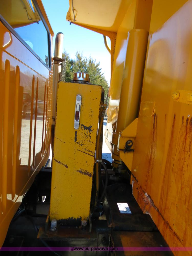 image for item B4641 2000 International 4900 dump truck