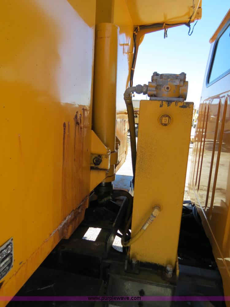 image for item B4641 2000 International 4900 dump truck