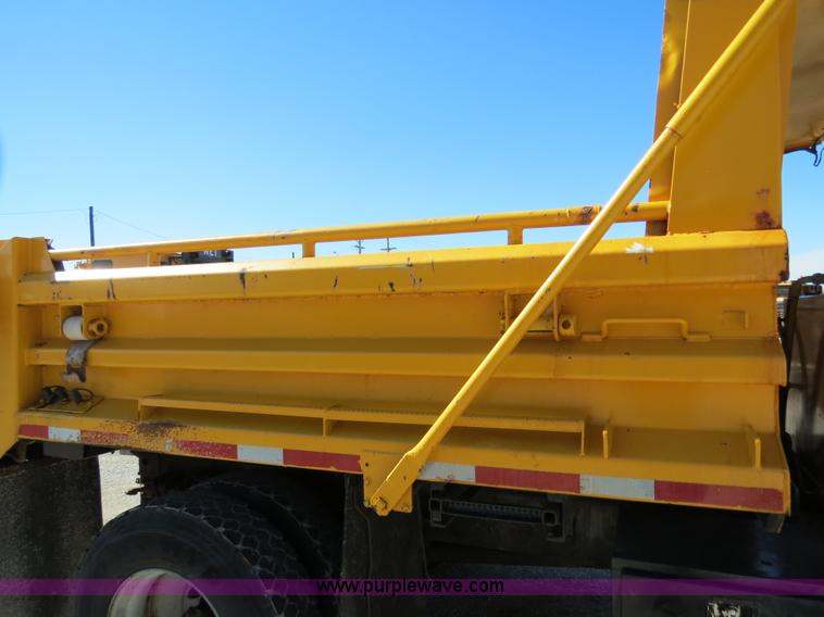 image for item B4641 2000 International 4900 dump truck