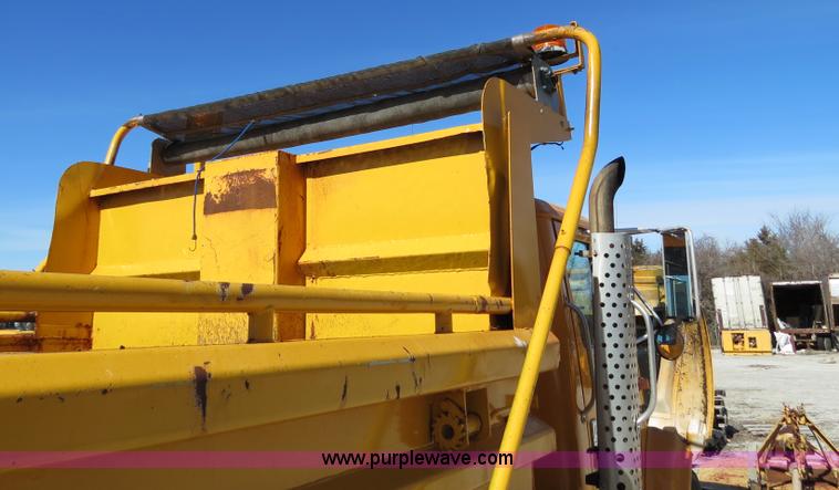 image for item B4641 2000 International 4900 dump truck