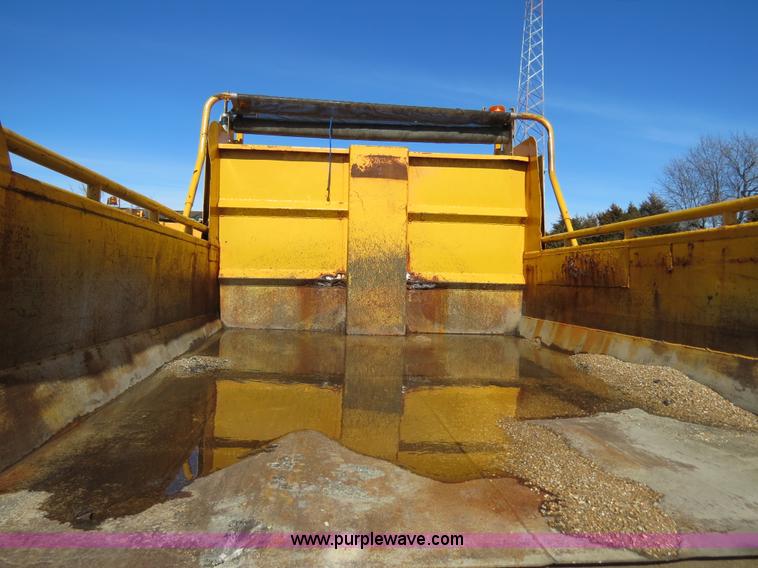 image for item B4641 2000 International 4900 dump truck