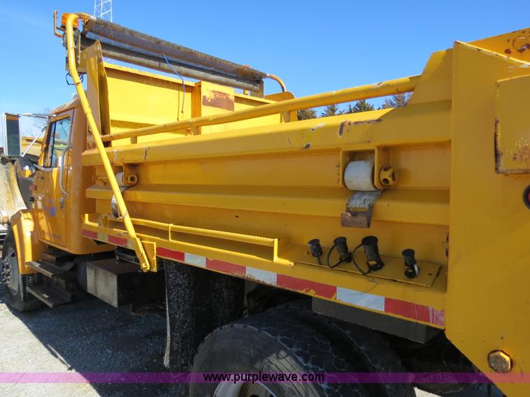 image for item B4641 2000 International 4900 dump truck