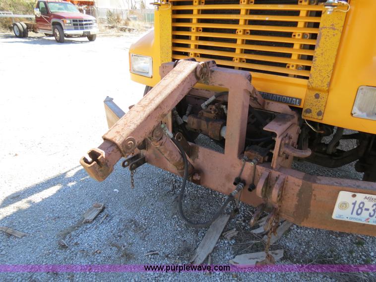 image for item B4641 2000 International 4900 dump truck