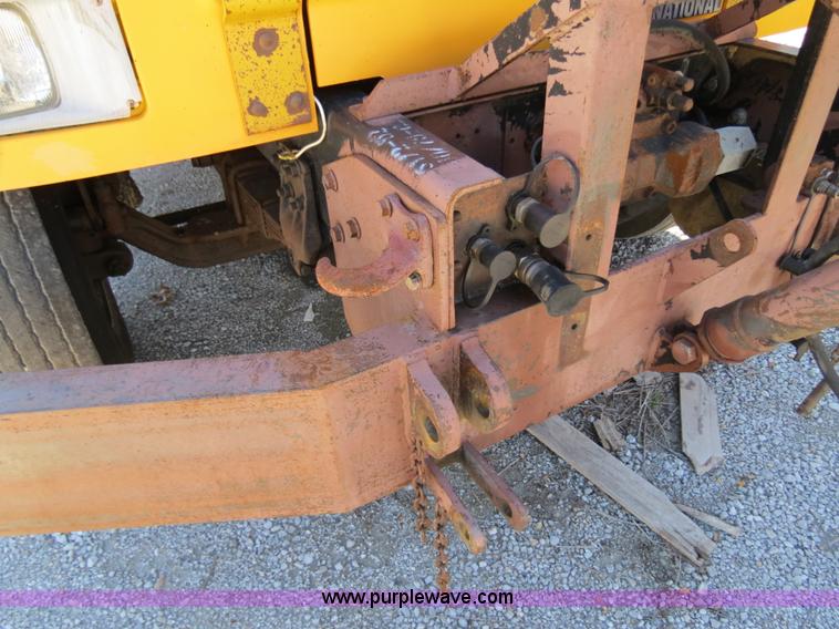 image for item B4641 2000 International 4900 dump truck