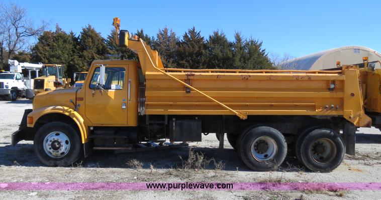 image for item B4642 1999 International 4900 dump truck