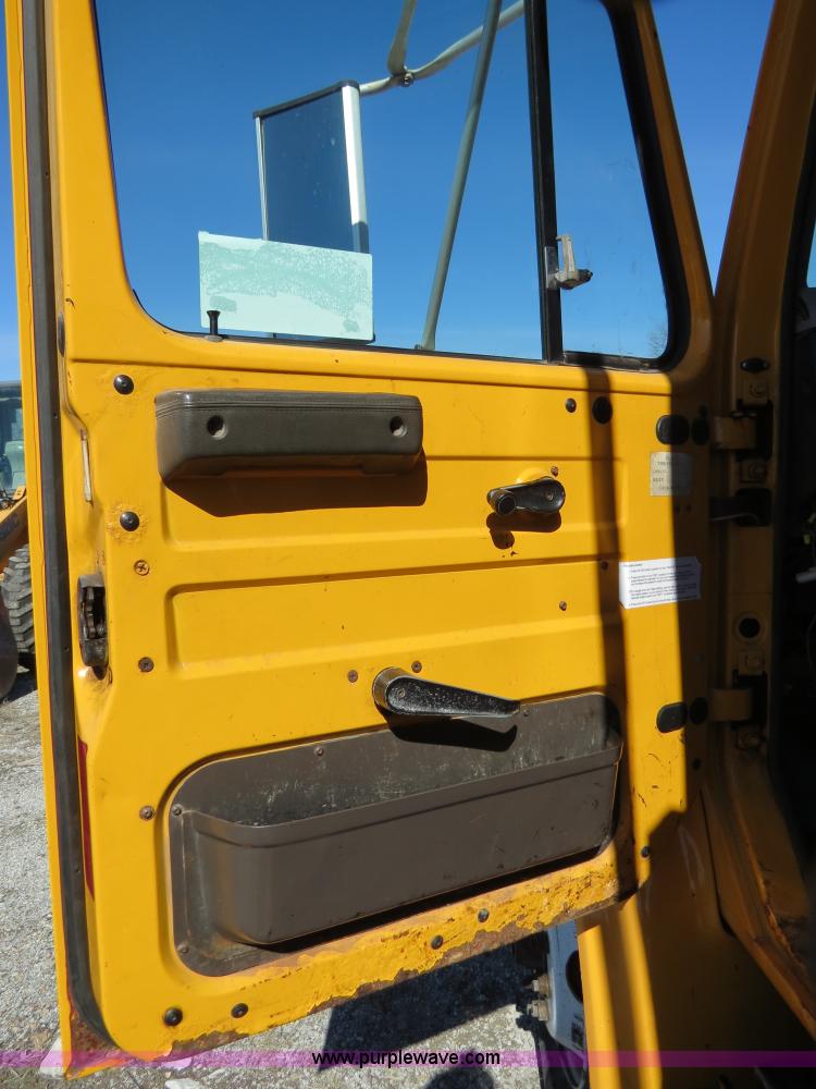 image for item B4642 1999 International 4900 dump truck