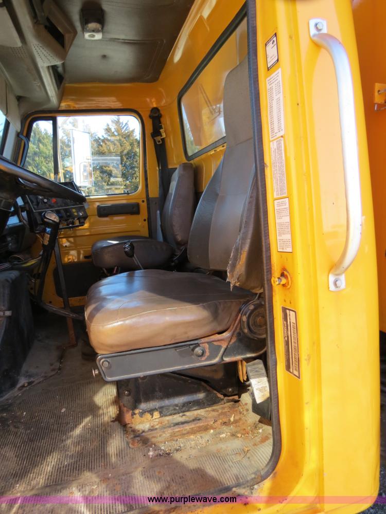 image for item B4642 1999 International 4900 dump truck